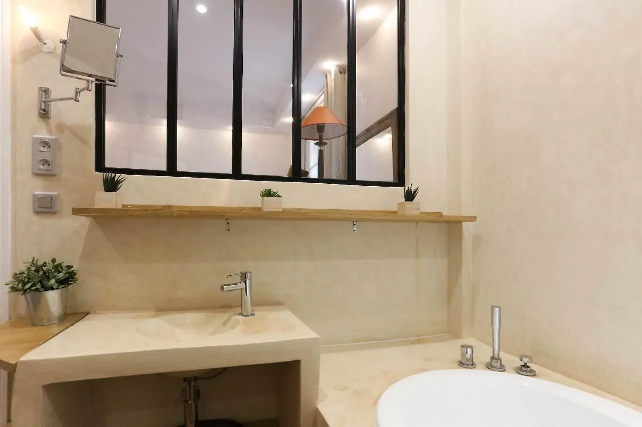 Private Apartment - Eiffel Tower - Ecole Militaire Apartment *